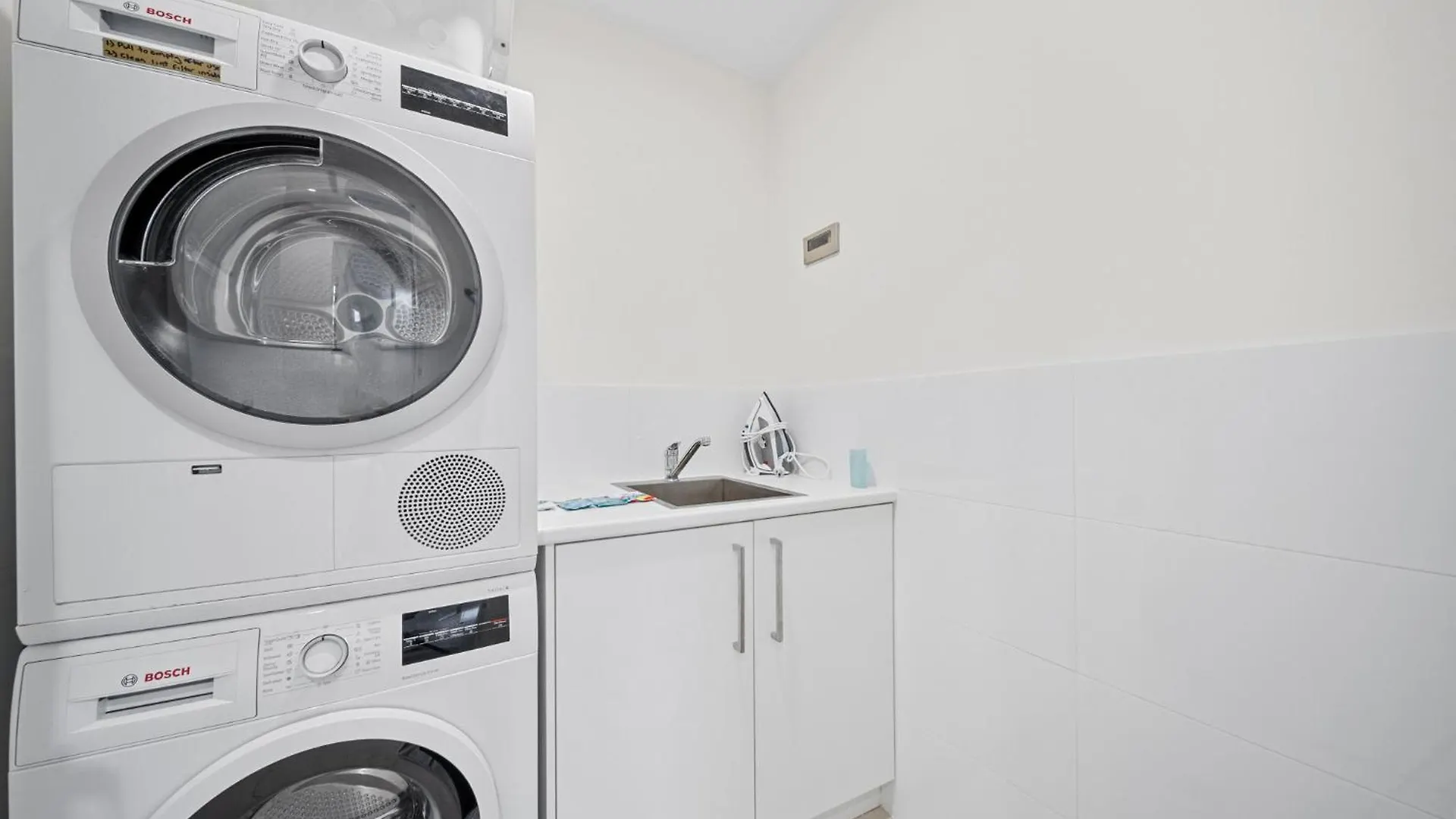 Inner-City 2-Bed With Large Balcony, Garden & Gym Campbell Apartment