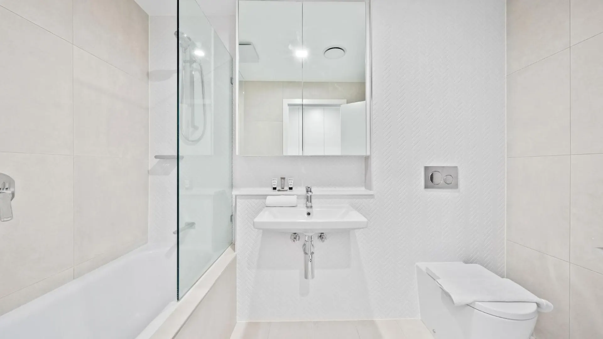 Inner-City 2-Bed With Large Balcony, Garden & Gym Campbell Australia