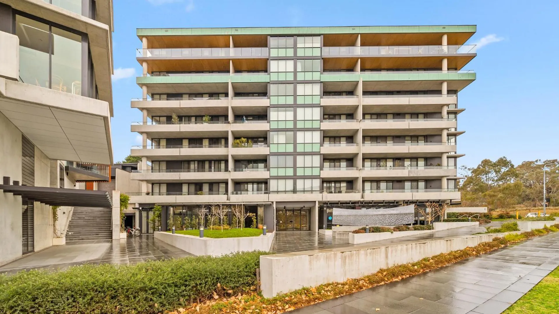 Inner-City 2-Bed With Large Balcony, Garden & Gym Campbell 0*,  Australia