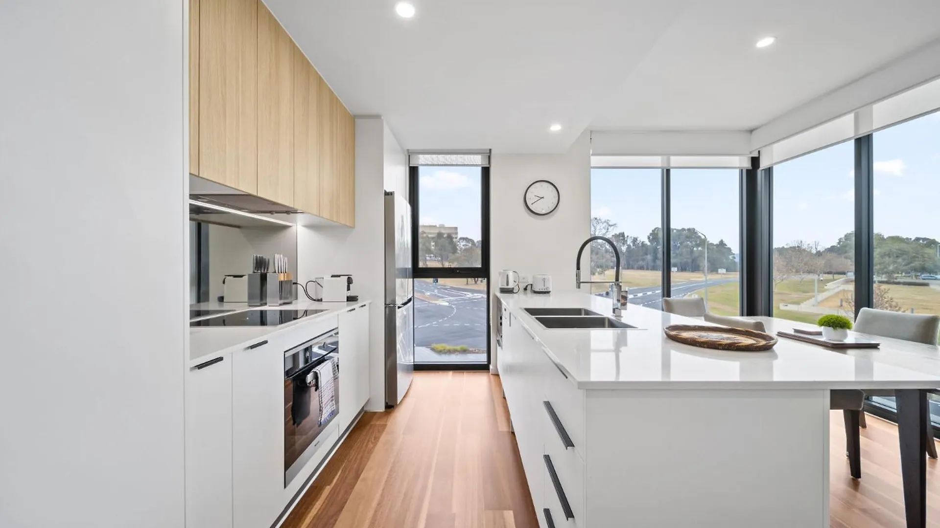 Inner-City 2-Bed With Large Balcony, Garden & Gym Campbell