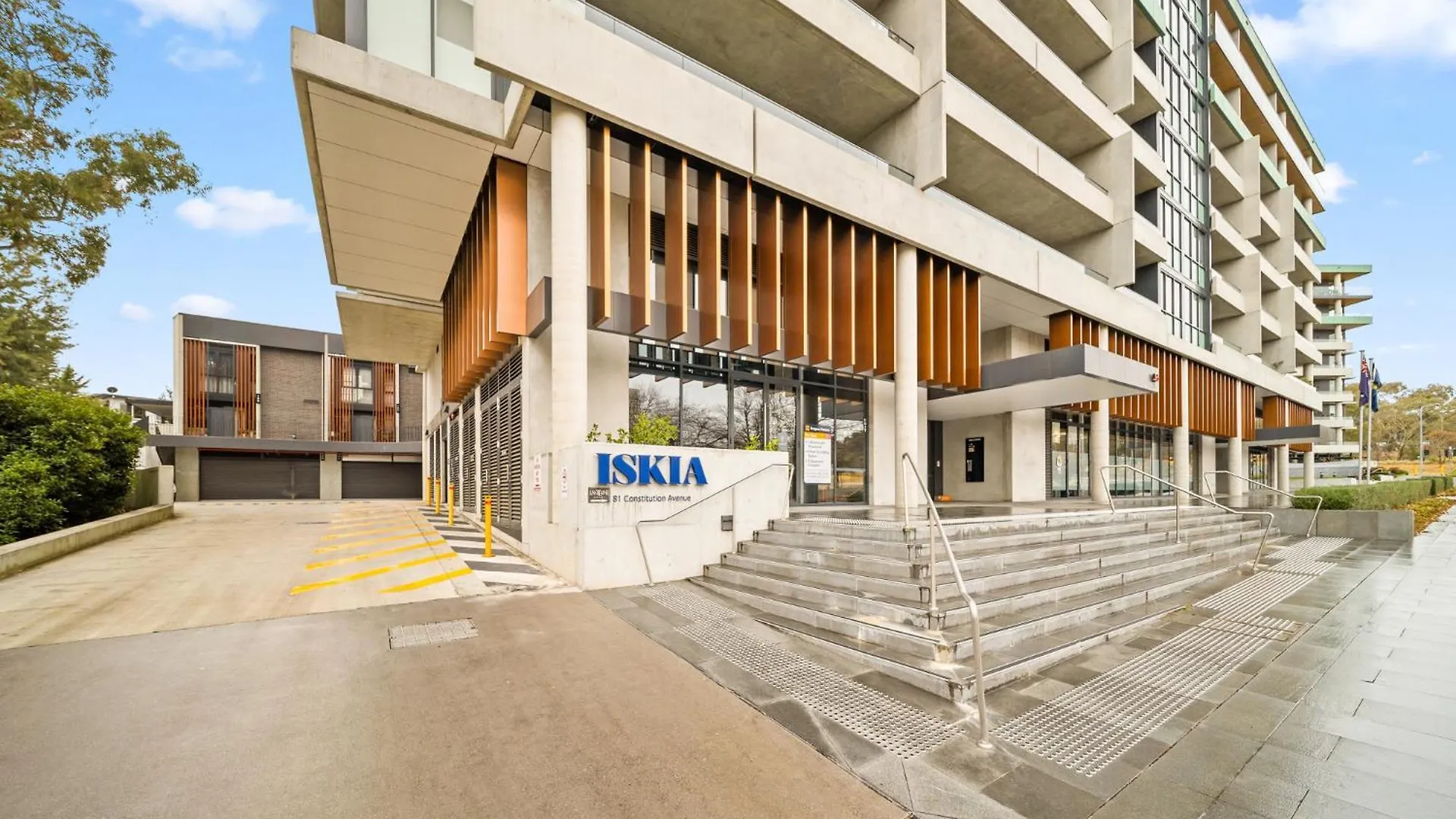 Inner-City 2-Bed With Large Balcony, Garden & Gym Campbell