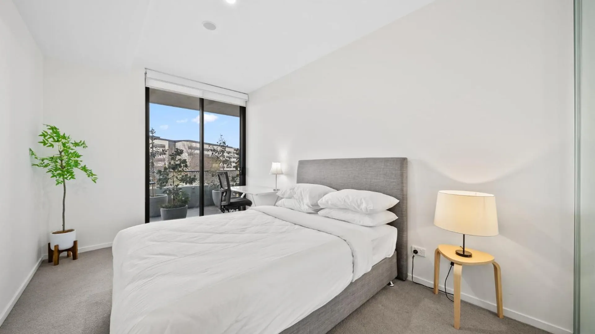 Inner-City 2-Bed With Large Balcony, Garden & Gym Campbell Apartment