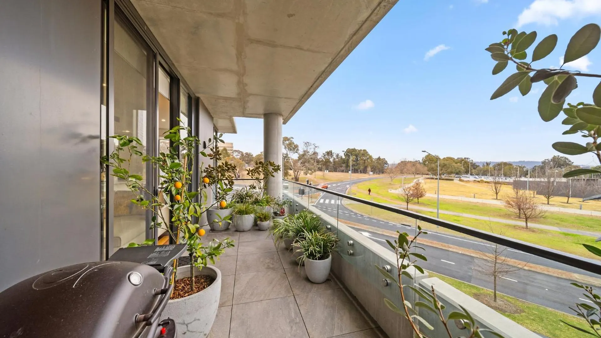 Inner-City 2-Bed With Large Balcony, Garden & Gym Campbell Apartment