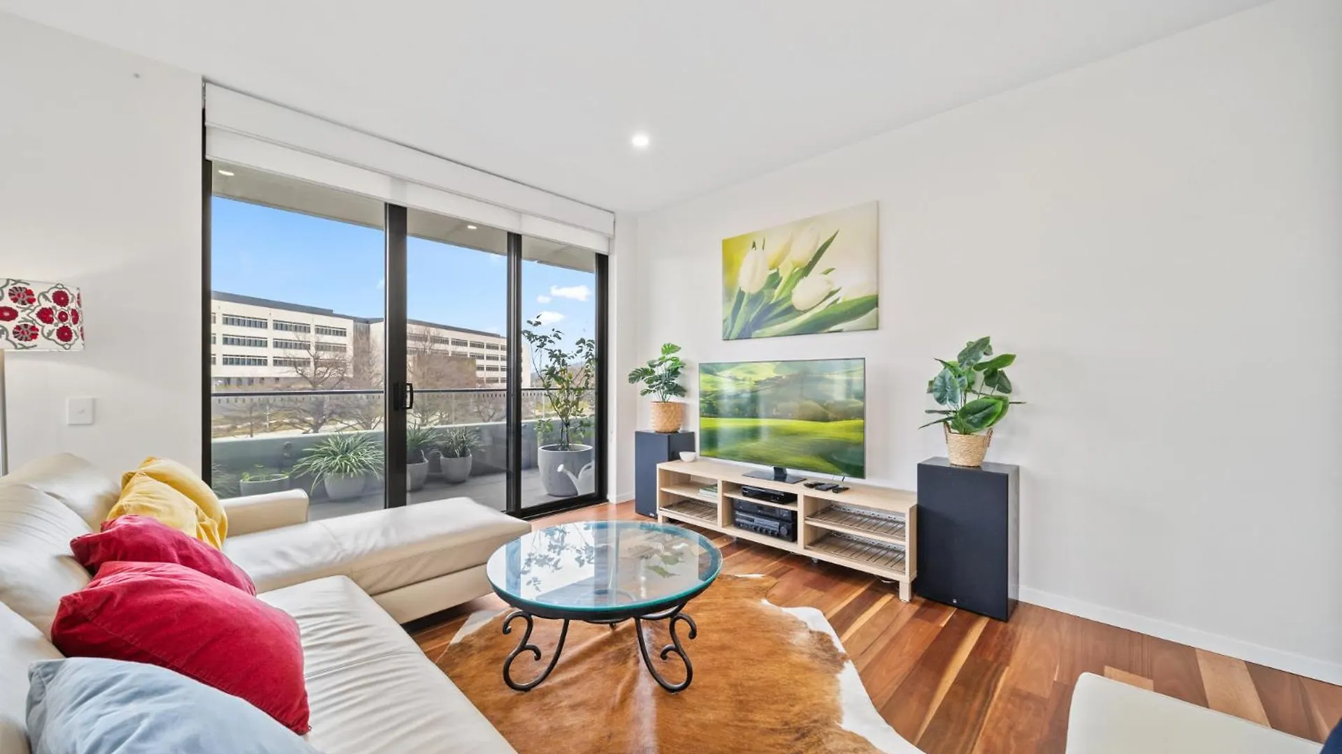 Inner-City 2-Bed With Large Balcony, Garden & Gym Campbell