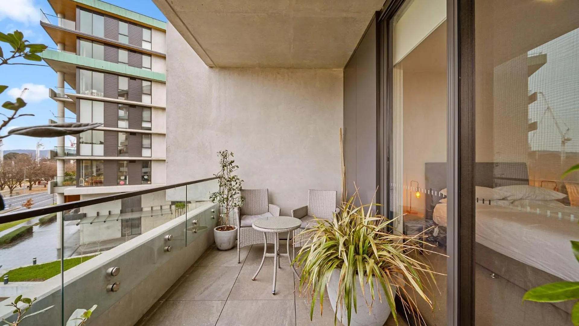 Inner-City 2-Bed With Large Balcony, Garden & Gym Campbell